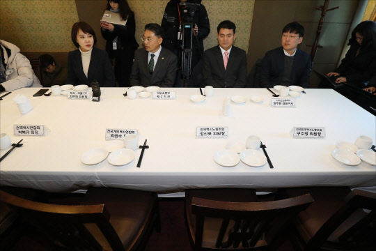 더불어민주당 택시·카풀 TF 전현희 위원장과 김정렬 국토교통부 2차관, 정주환 카카오모빌리티 대표이사 등이 지난해 12월 28일 오전 서울 여의도의 한 식당에서 열린 택시·카풀 문제 관련 사회적대타협기구 출범을 위한 간담회에서 택시업계 대표자들을 기다리고 있다. 연합뉴스
